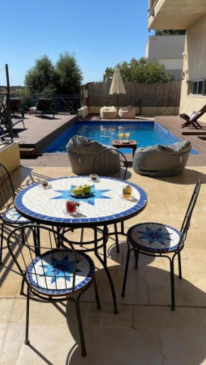 La Villa Toscana: Pool & Elah Valley vineyard view